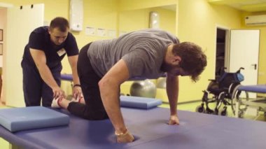 Engelli Rehabilitasyon Merkezi'nde bir masaj masasında adam bırakır.