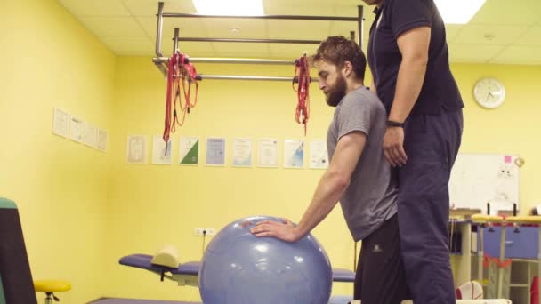 Joven discapacitado haciendo ejercicios en el centro de rehabilitación — Vídeo de stock