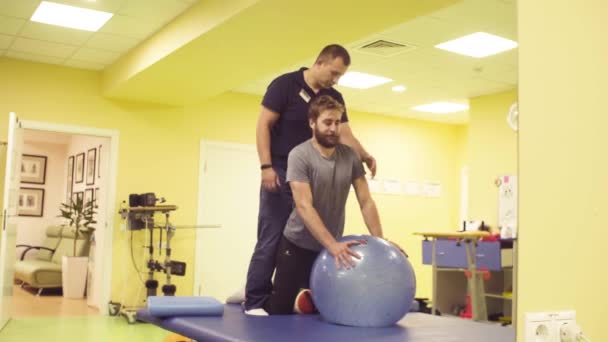 Jovem deficiente fazendo exercícios no centro de reabilitação — Vídeo de Stock