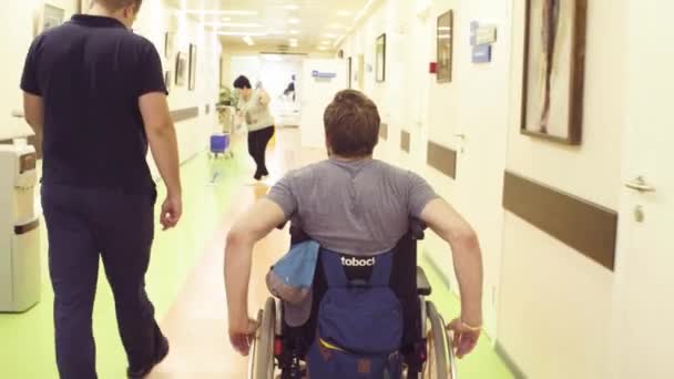 Postižený člověk na vozíku v rehabilitačním centru — Stock video