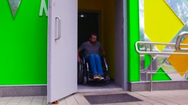 Genç karısı ile parkta yürüyen adam devre dışı