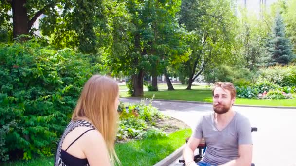 Retrato do jovem homem incapacitado feliz em uma cadeira de rodas — Vídeo de Stock