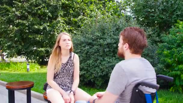 Parkta oturan genç kadın portresi — Stok video