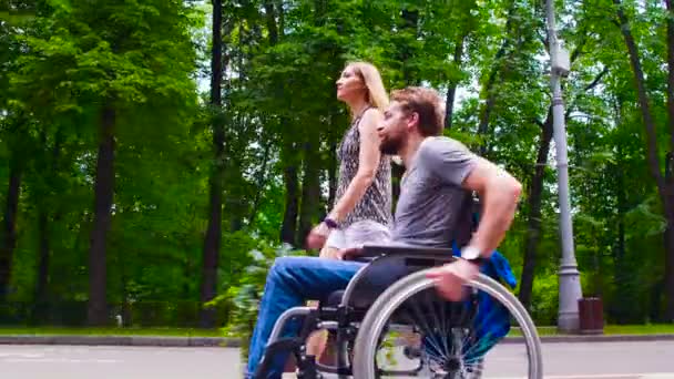 年轻的残疾人男子在公园散步与他的妻子 — 图库视频影像