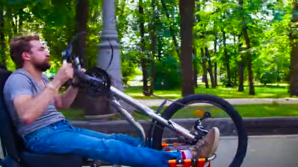 幸せな若い男を無効にする手の自転車に乗っています。 — ストック動画