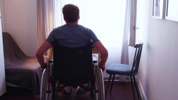 Handicapés en fauteuil roulant dans la chambre — Video