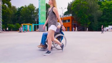 Genç karısı ile parkta yürüyen adam devre dışı