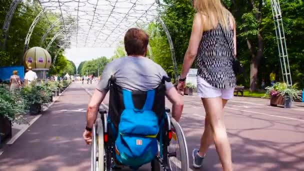 Jovem homem incapacitado andando no parque com sua esposa — Vídeo de Stock