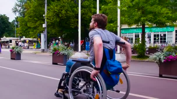 Mladá zakázat muž v parku na vozíku — Stock video