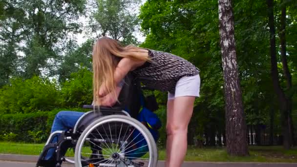 Joven hombre incapacitado caminando en el parque con su esposa — Vídeo de stock