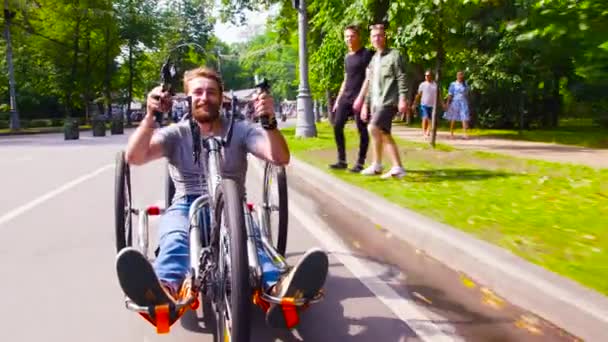 Feliz joven hombre incapacitado está montando bicicleta de mano — Vídeos de Stock