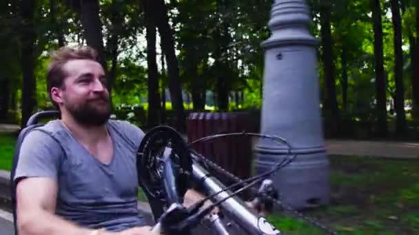 Jovem desabilitado feliz homem está andando de bicicleta de mão — Vídeo de Stock