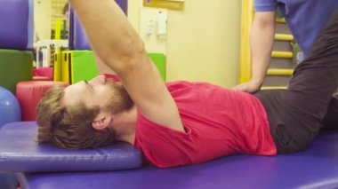 Engelli bir adam bir rehabilitasyon kliniğinde kurtarılması