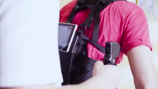 Monitor van robotic exoskeleton op de achterkant van de voet man — Stockvideo