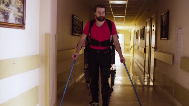 Молодой инвалид, ходящий в роботизированном экзоскелете — стоковое видео