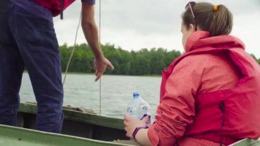 Bir bilim adamı örnek su Gölü plastik şişe içine dökme