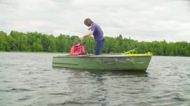 Özel bir cihaz kullanarak gölün derinliği ölçme bir bilim adamı