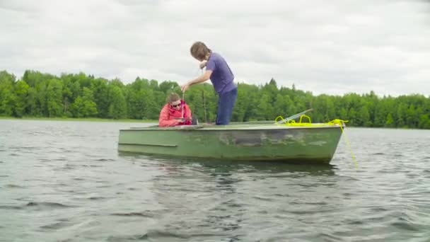 Uno scienziato che misura la profondità del lago con un dispositivo speciale — Video Stock