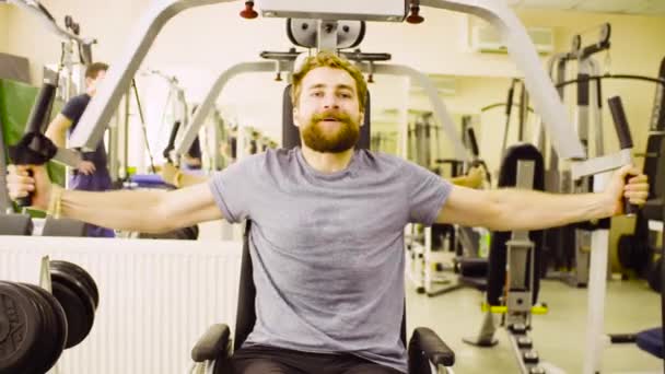 Rosto do homem deficiente fazendo exercícios de mão — Vídeo de Stock