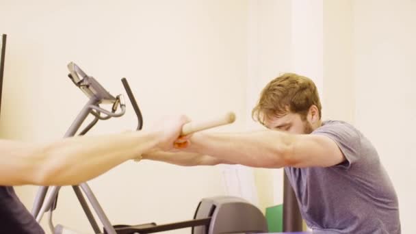 Врач-физиотерапевт помогает пациенту выполнять упражнения — стоковое видео