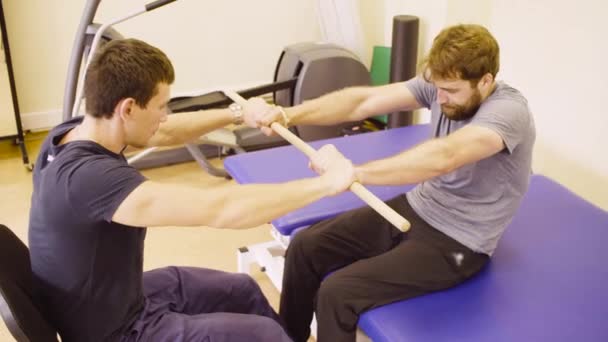 Médico fisioterapeuta ajudando o paciente a fazer o exercício — Vídeo de Stock