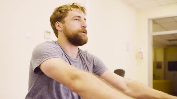 Лицо инвалида во время занятий в реабилитационной клинике — стоковое видео