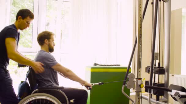 Людина з обмеженими можливостями в інвалідному візку виконує вправи — стокове відео