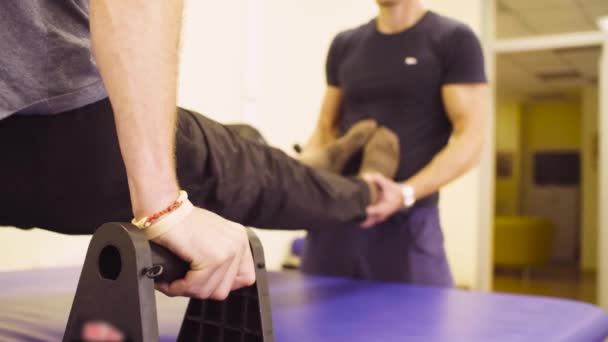 Kurtarma egzersizleri yapıyor bir devre dışı bırak adamın elini — Stok video