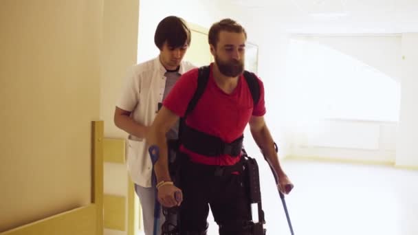 Robot exoskeleton yürüyen adam genç devre dışı bırakma — Stok video