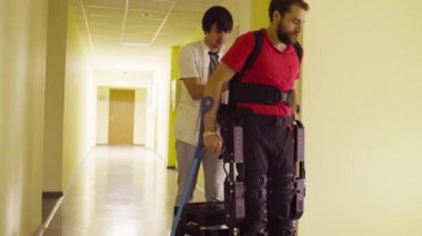 Robot exoskeleton devre dışı bırak adam bankta oturur