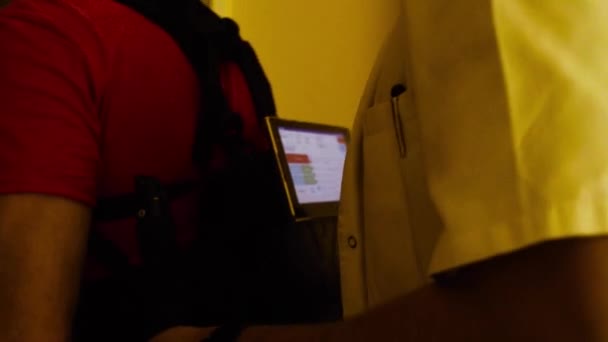 Monitor do exoesqueleto robótico na parte de trás do homem ambulante — Vídeo de Stock