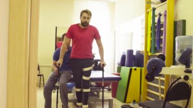 İki desteği ile yürümeye kalkışmasını Ortez geçersiz kamışı yürüyüş