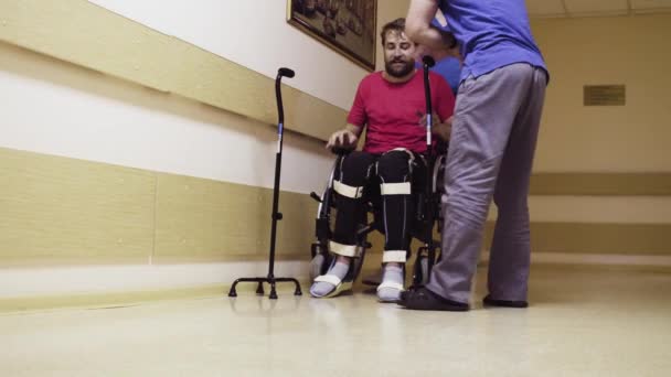 Молодой инвалид, сидящий в инвалидном кресле — стоковое видео