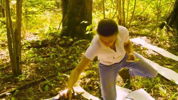 生态学家在森林里拍摄植物的妇女. — 图库视频影像