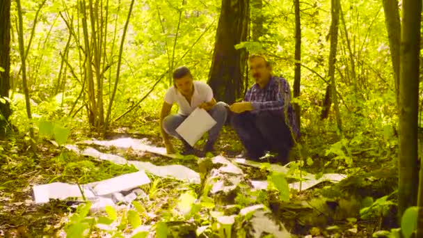 Два эколога в лесу — стоковое видео