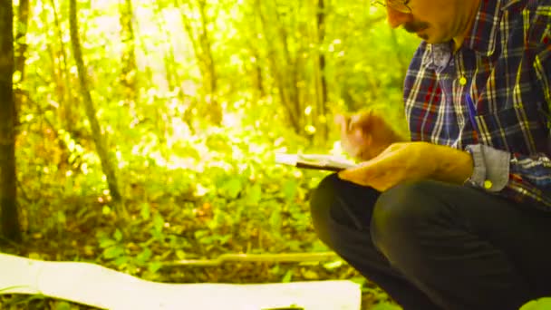 El hombre ecologista plantas de medición — Vídeos de Stock