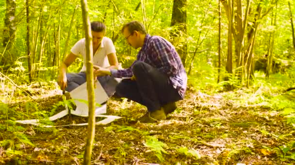 Ekolog kobieta pobieranie próbek gleby w lesie. — Wideo stockowe