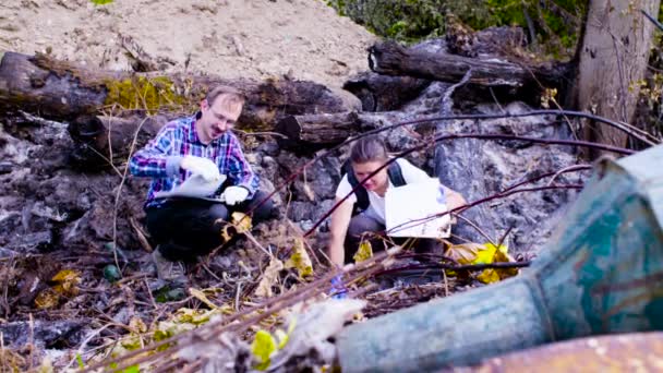 Dos científicos ecologistas trabajando en el lugar donde el bosque se quemó — Vídeo de stock