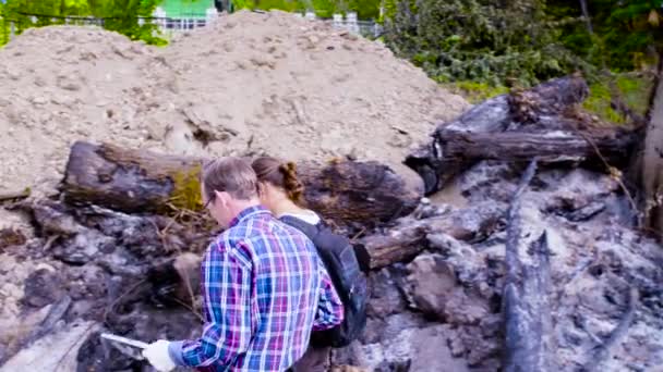 Zwei Wissenschaftler Ökologen zu Fuß an der Stelle, wo der Wald abbrannte — Stockvideo