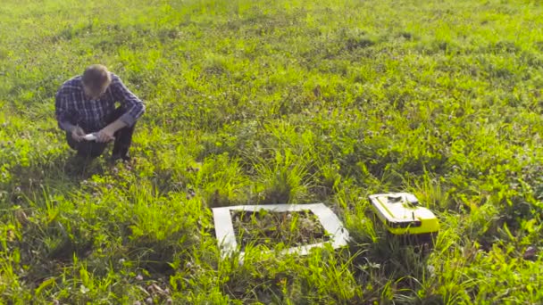 El hombre ecologista toma notas en el diario — Vídeos de Stock