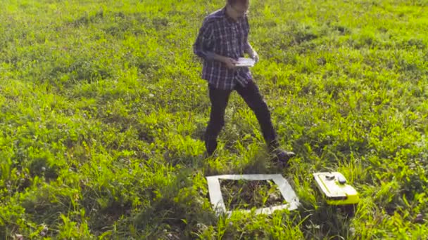 De man ecoloog maken van aantekeningen in het dagboek — Stockvideo