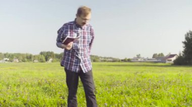 Notlar günlükte yapma adam ekolojist