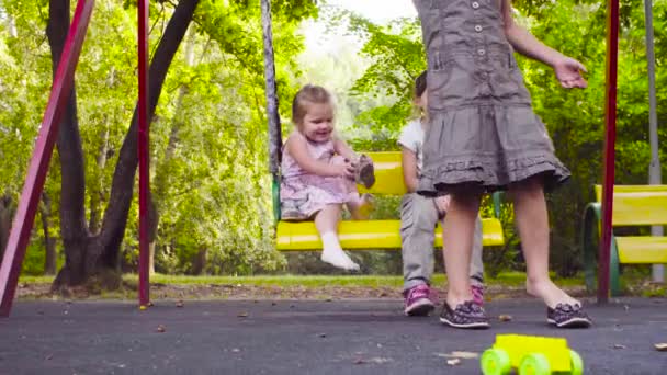Twee zusters opstaan uit de swing en zetten hun schoenen — Stockvideo