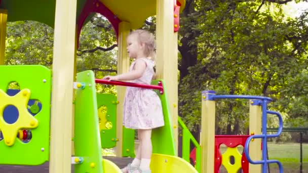 Três meninas em um complexo de jogo no parque infantil — Vídeo de Stock