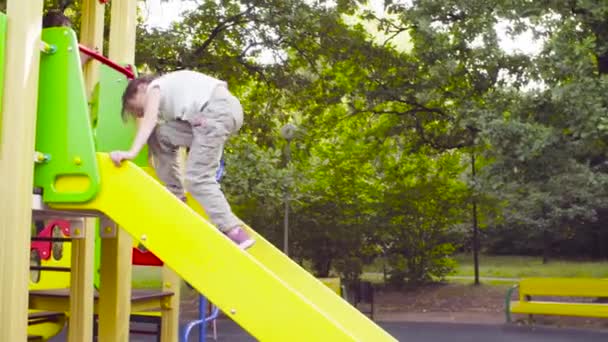 Drie meisjes op een complexe spelen op de speelplaats — Stockvideo