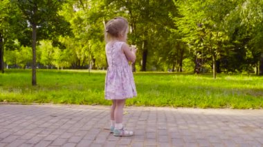 Parkta yürüyüş ve muz yeme üç kız