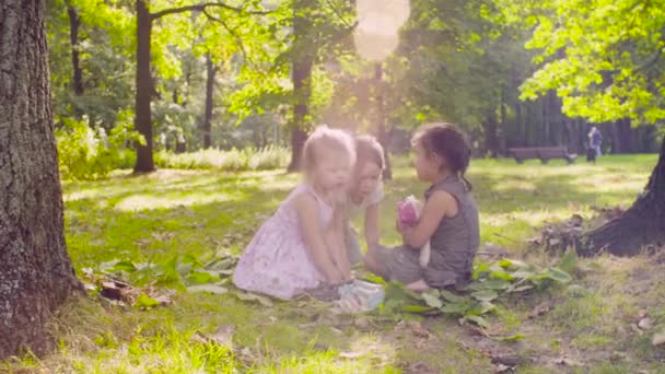 Deux filles jouant dans le parc sur l'herbe près de l'arbre 