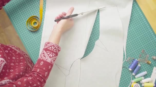 Frauen mittleren Alters greifen zur Schere und schneiden Papierschablone. Handgemachtes Tuch. — Stockvideo