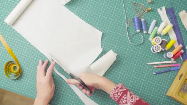 Femme d'âge moyen mains avec ciseaux coupe modèle de papier. Tissu fait main . — Video