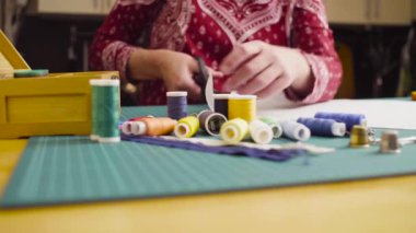 Orta yaş kadın eller makas kesim kağıt şekli ile. El yapımı elbise.